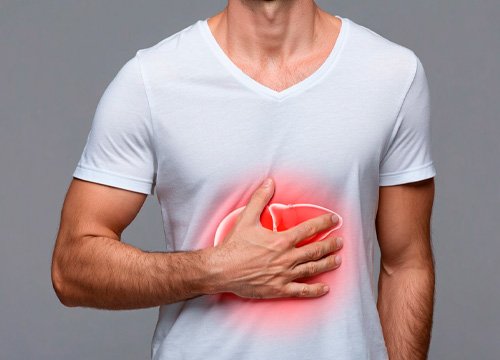 Мужчина держится за больное место